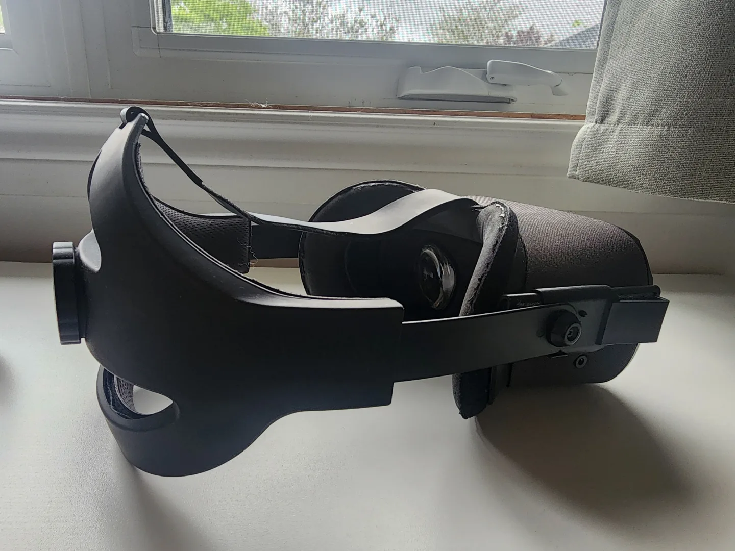 Oculus Quest 1 VR Headset and Controllers image indicator(6)