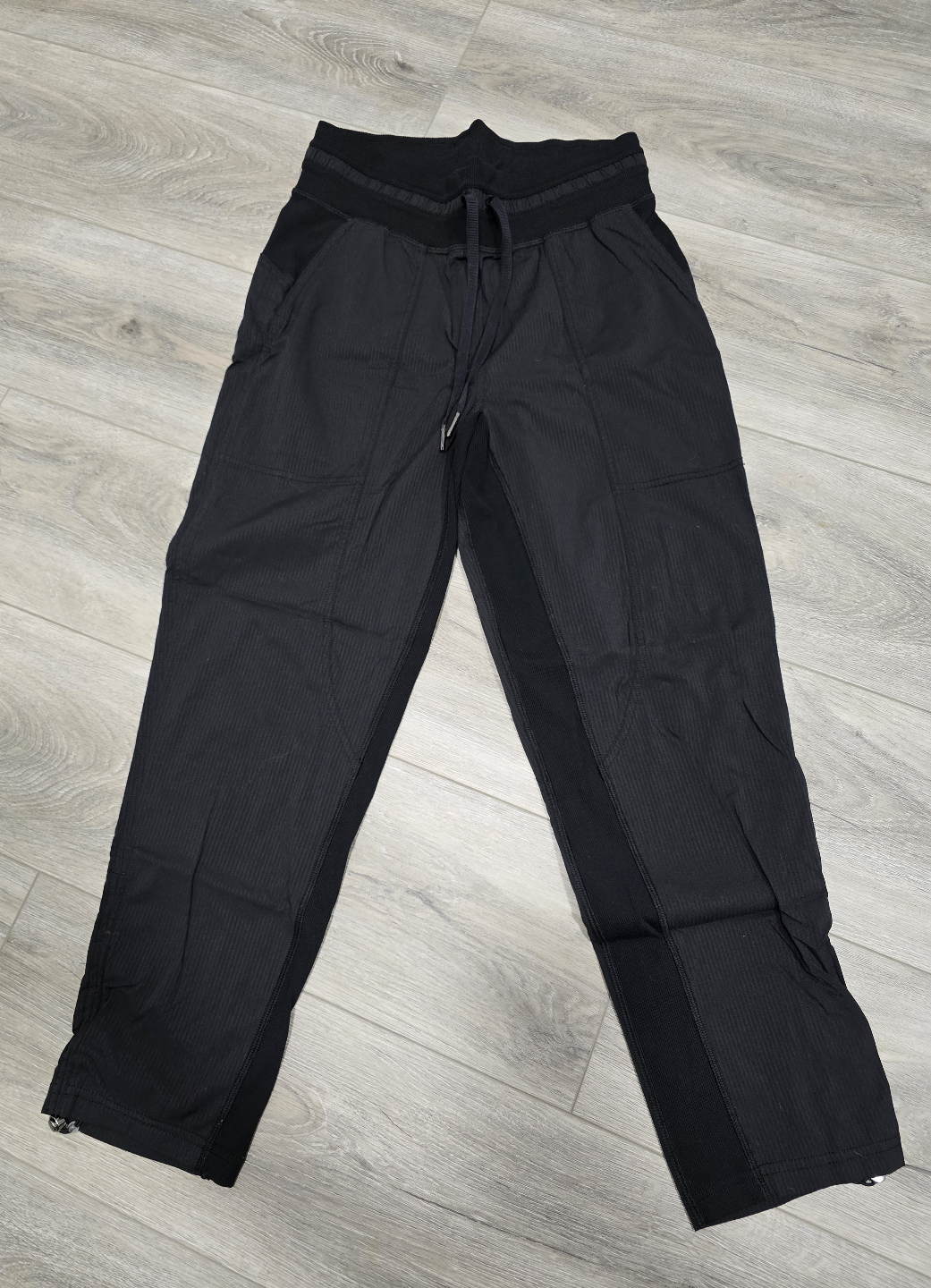 Lululemon Black cropped Training Pants - Size 4