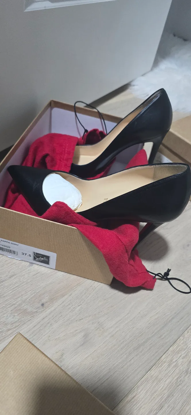 authentic Louboutin image indicator(3)