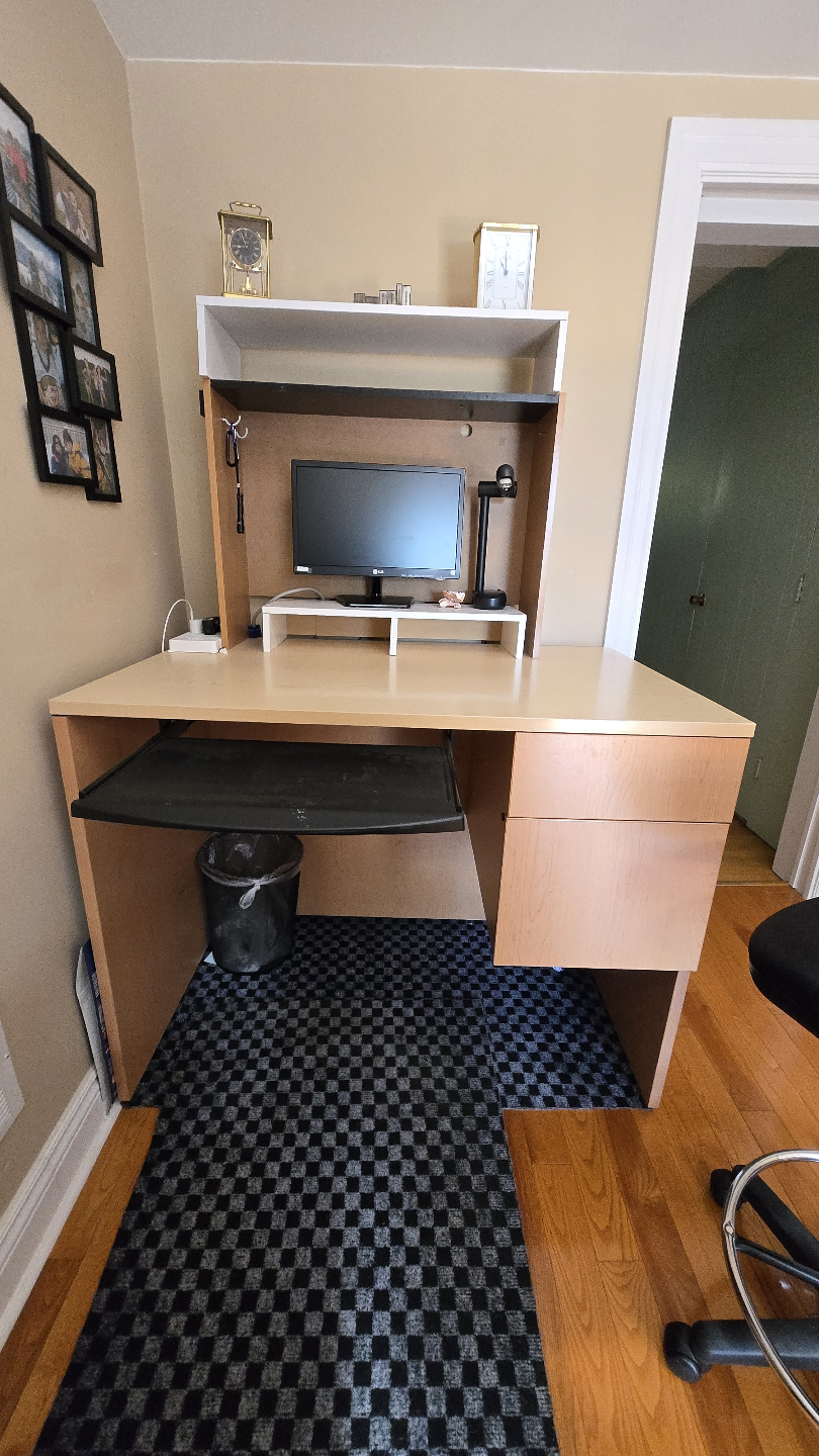 Computer Desk with Hutch