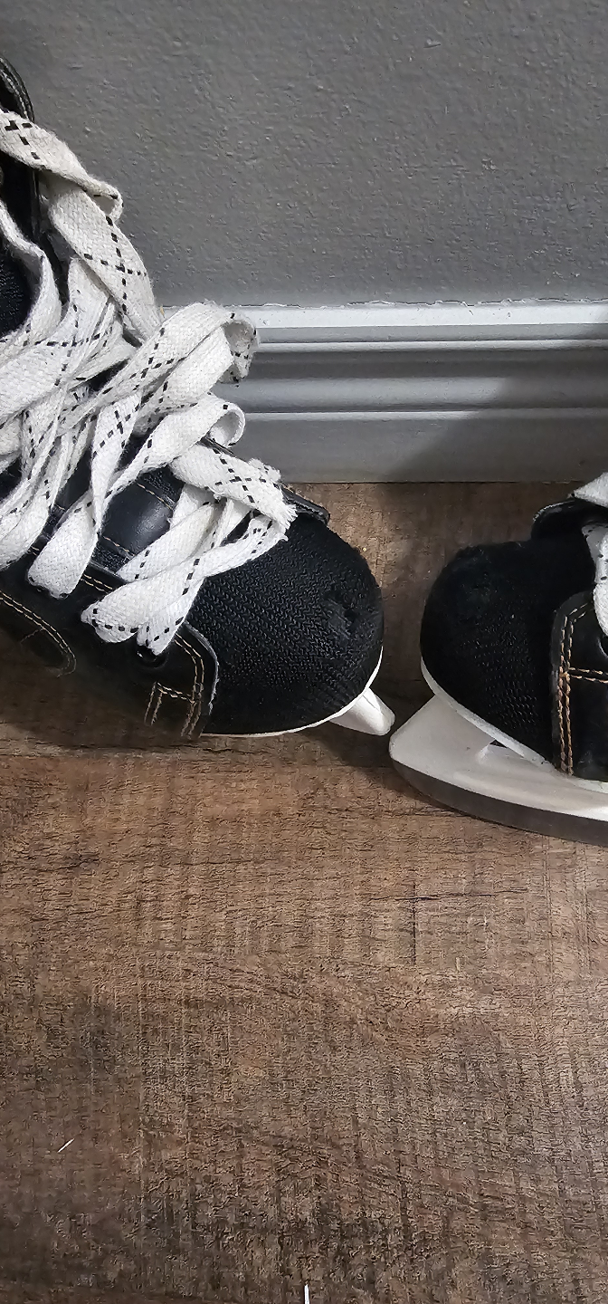 #freecycle CCM Youth Ice Hockey Skates size 2 - photo 4