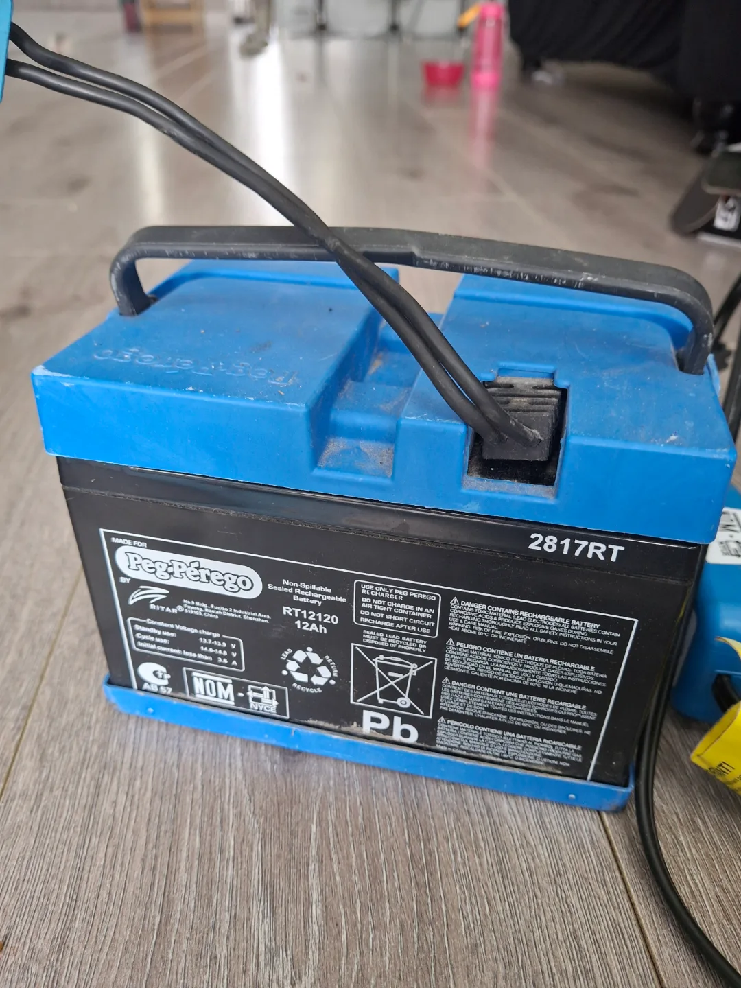 Peg Perego 12V Battery and Charger for Ride-On Toys image indicator(5)