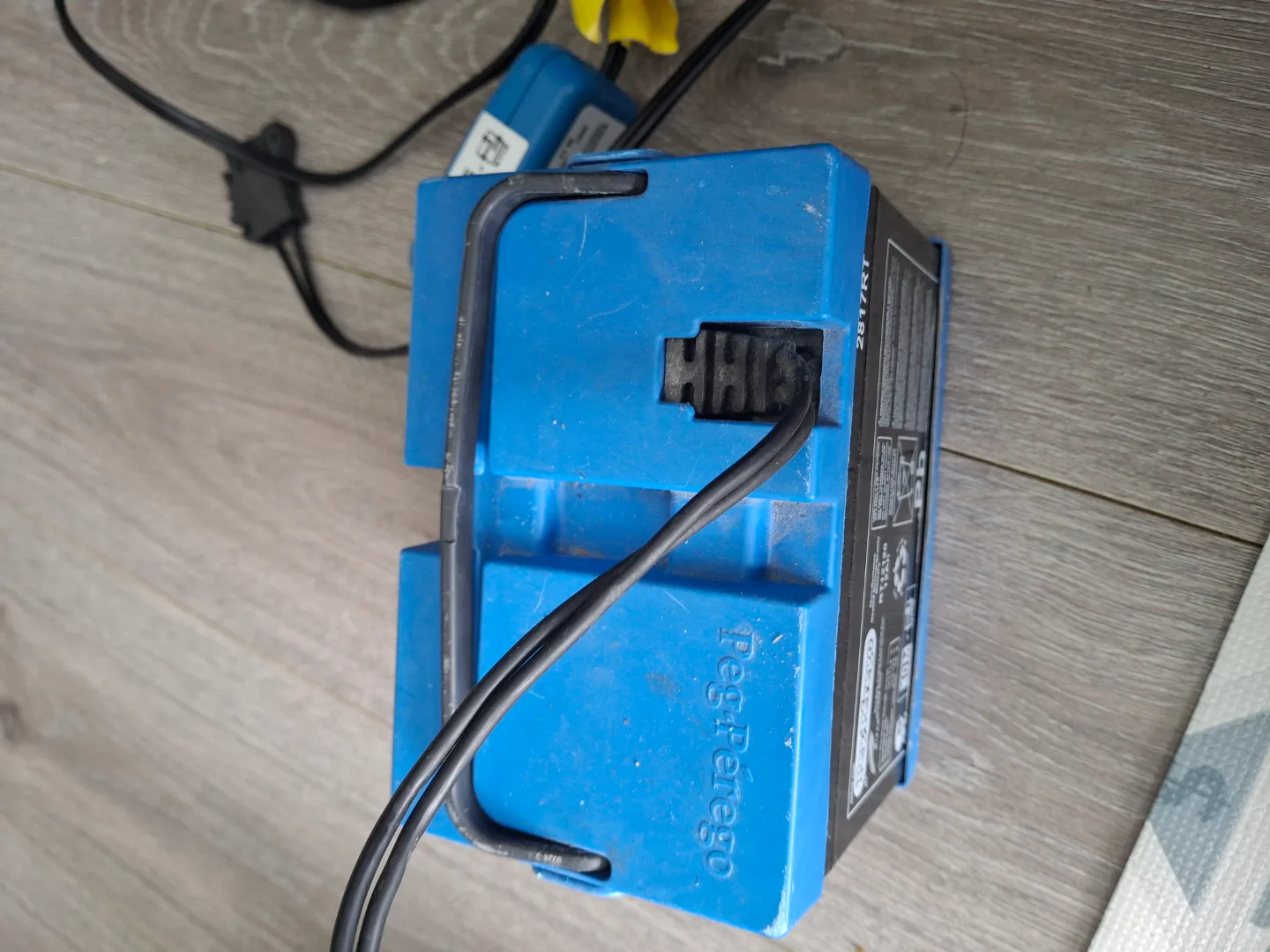 Peg Perego 12V Battery and Charger for Ride-On Toys image indicator(6)