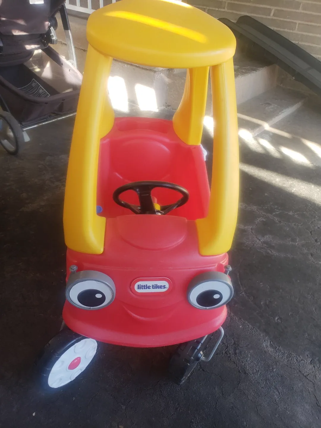 Little Tikes Cozy Coupe Ride-On Toy image indicator(3)