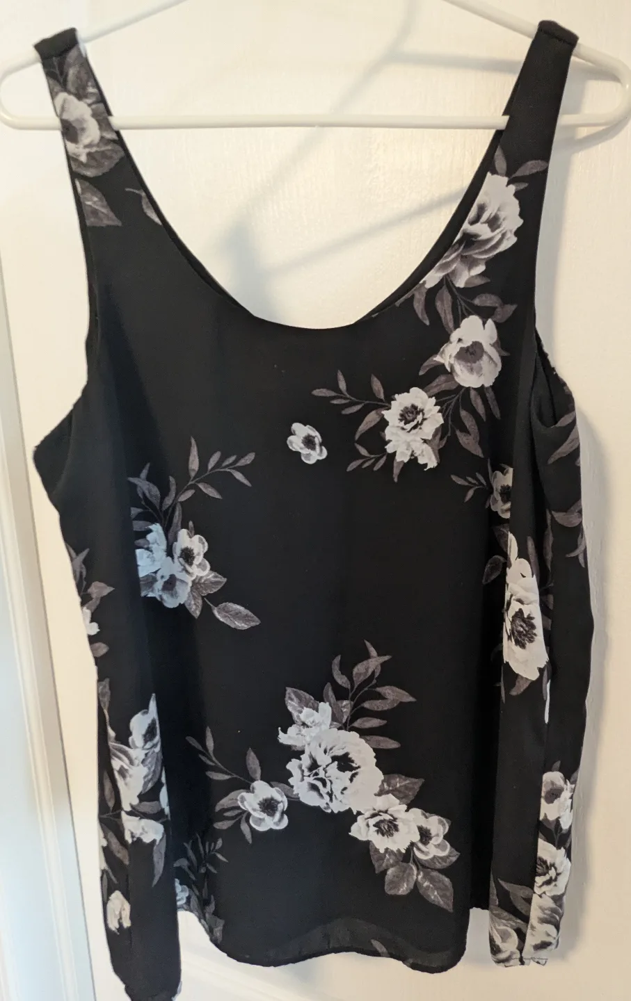 Black and White Floral Tank Top 🧡