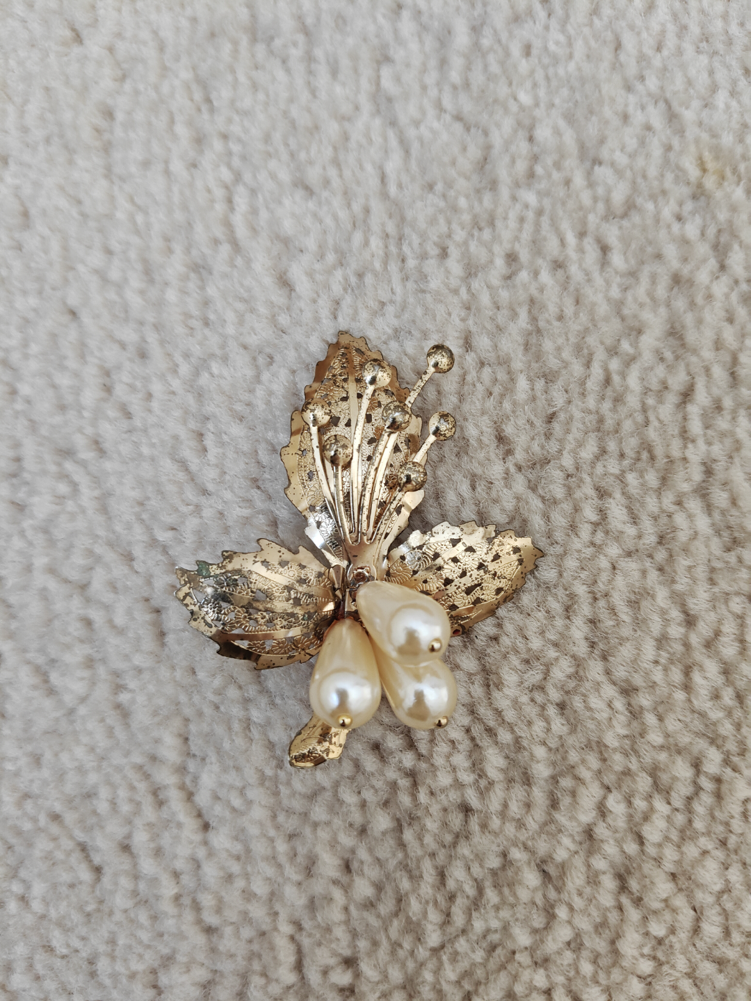 Gold Tone Filigree Leaf Brooch with Pearls