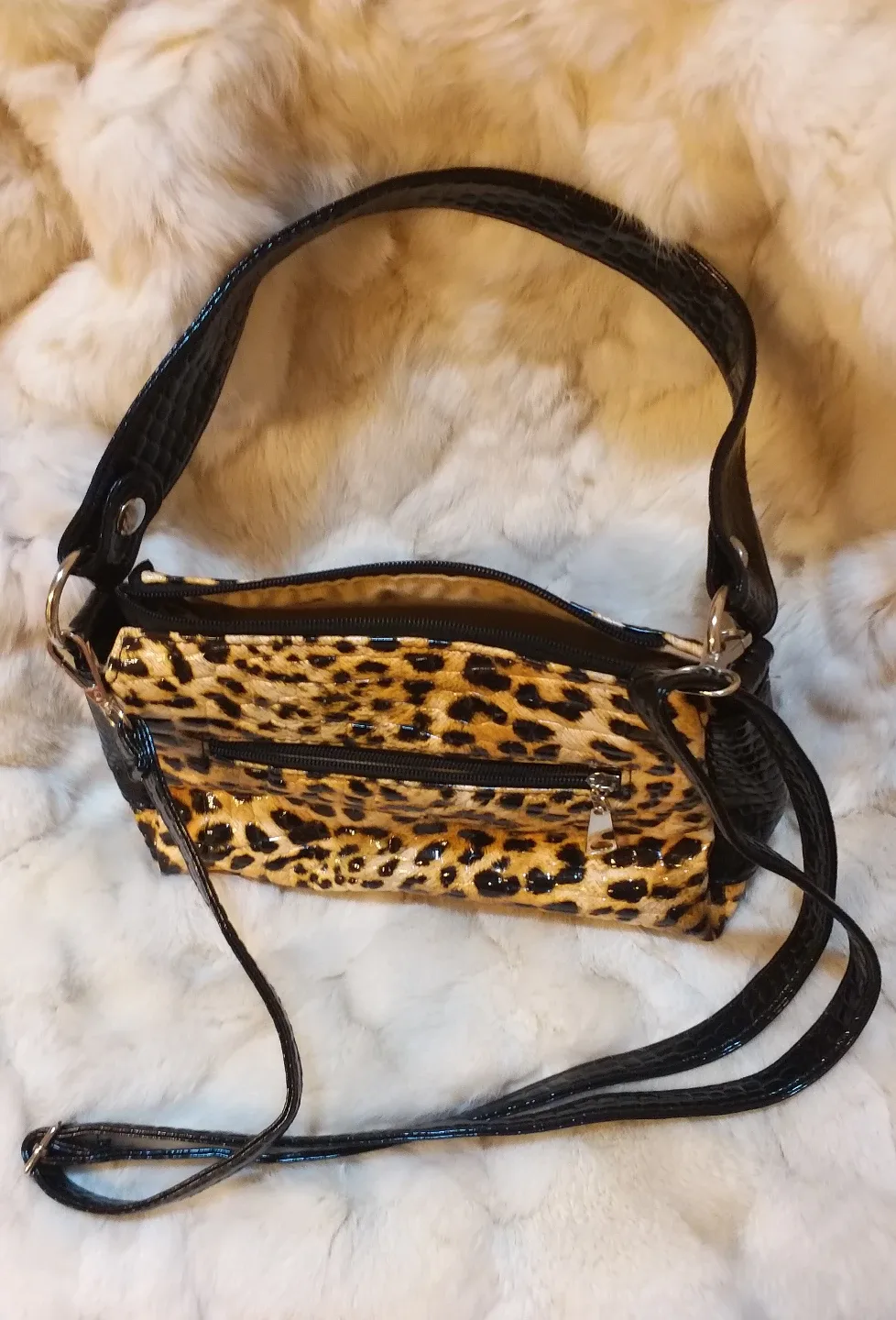 Lot of 5  women's handbags image indicator(10)