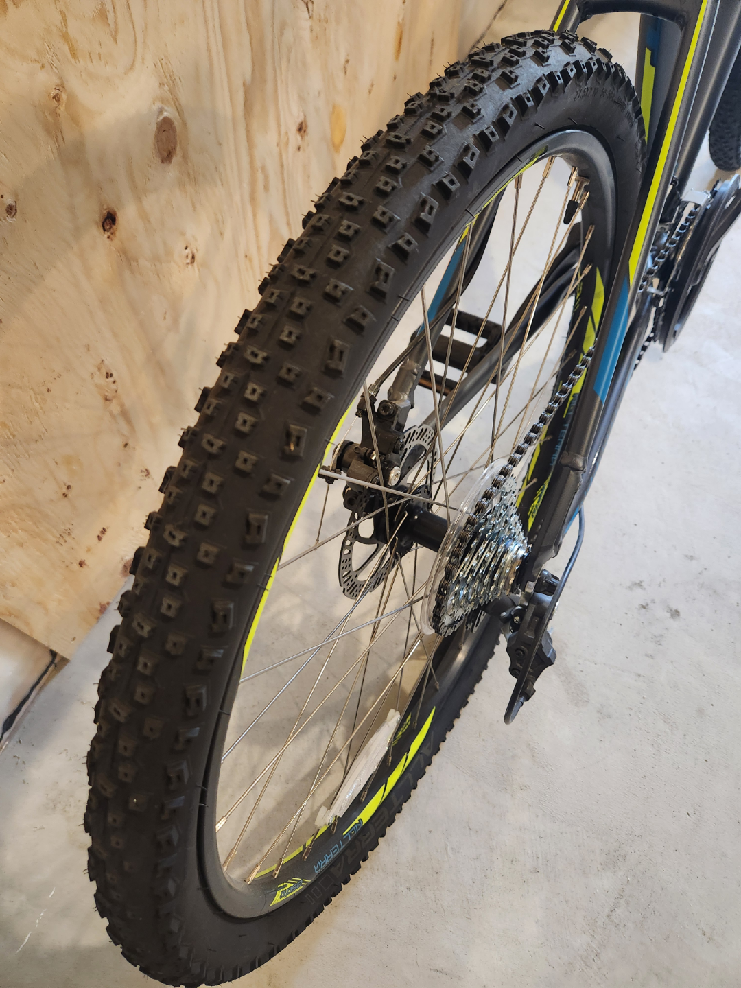 GT Aggressor Pro Mountain Bike w/ Accessories - photo 4