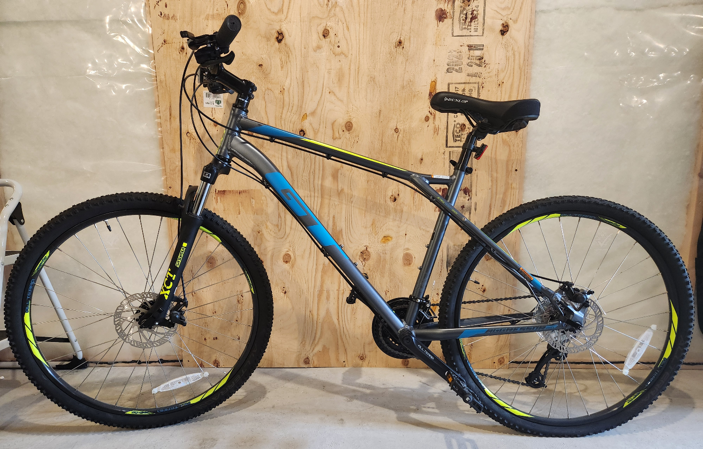 GT Aggressor Pro Mountain Bike w/ Accessories - photo 5