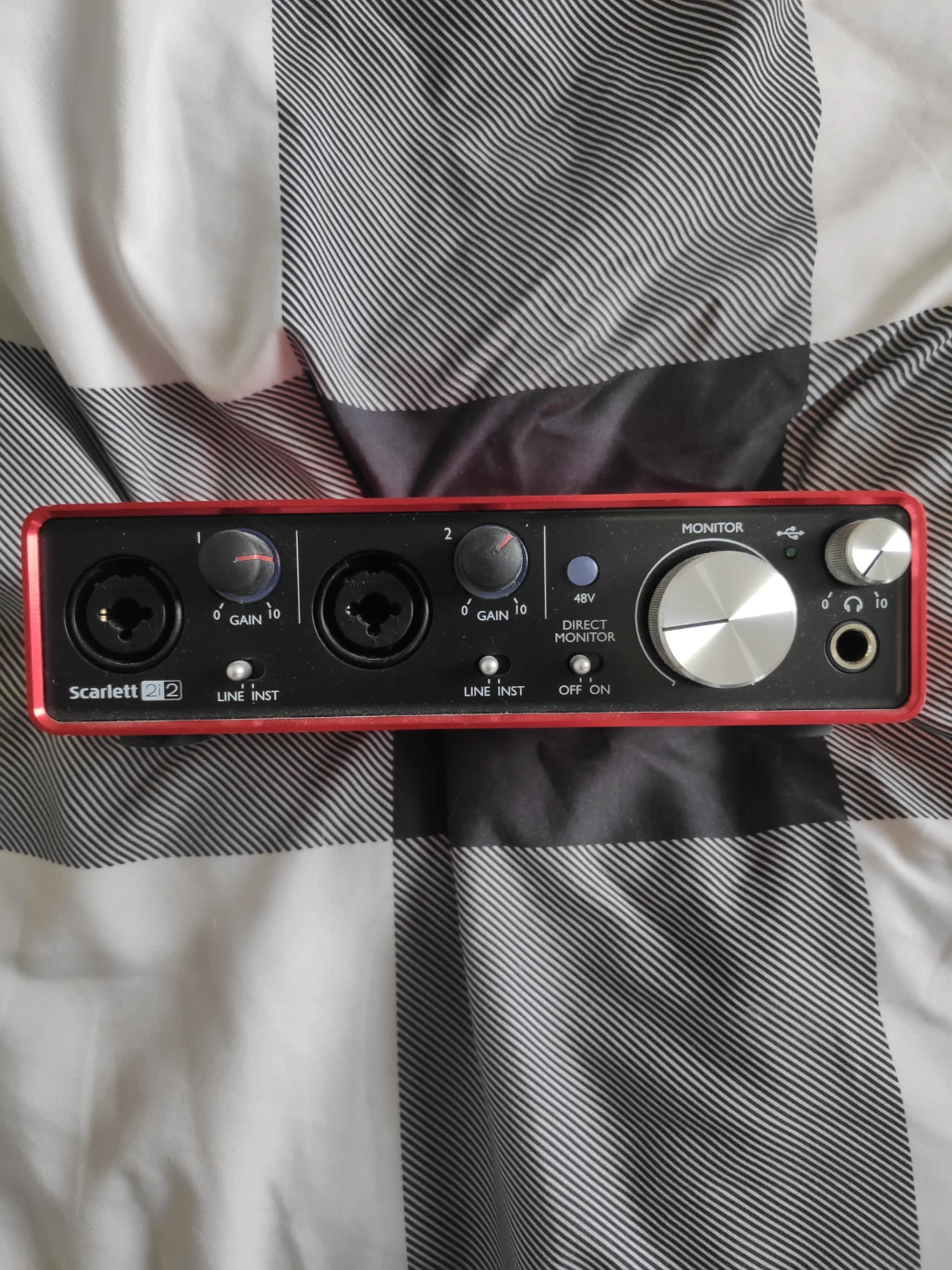 Focusrite Scarlett 2i2 Audio Interface - Red (1st Gen) - photo 2