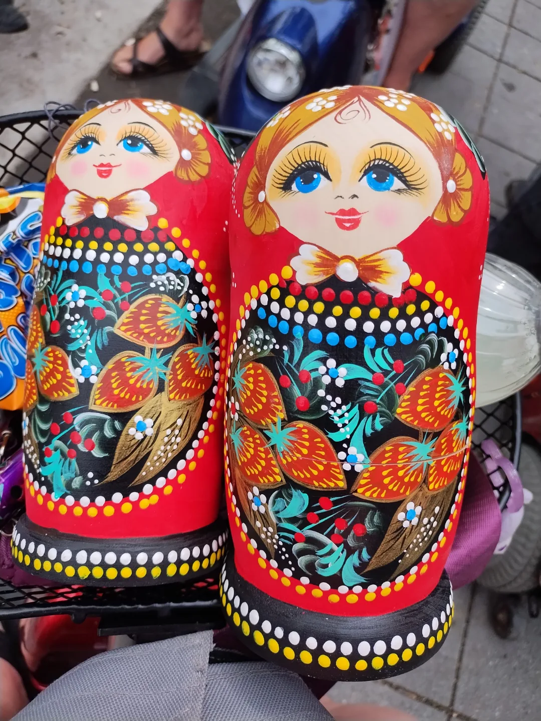 Hand-painted Russian nesting dolls image indicator(2)