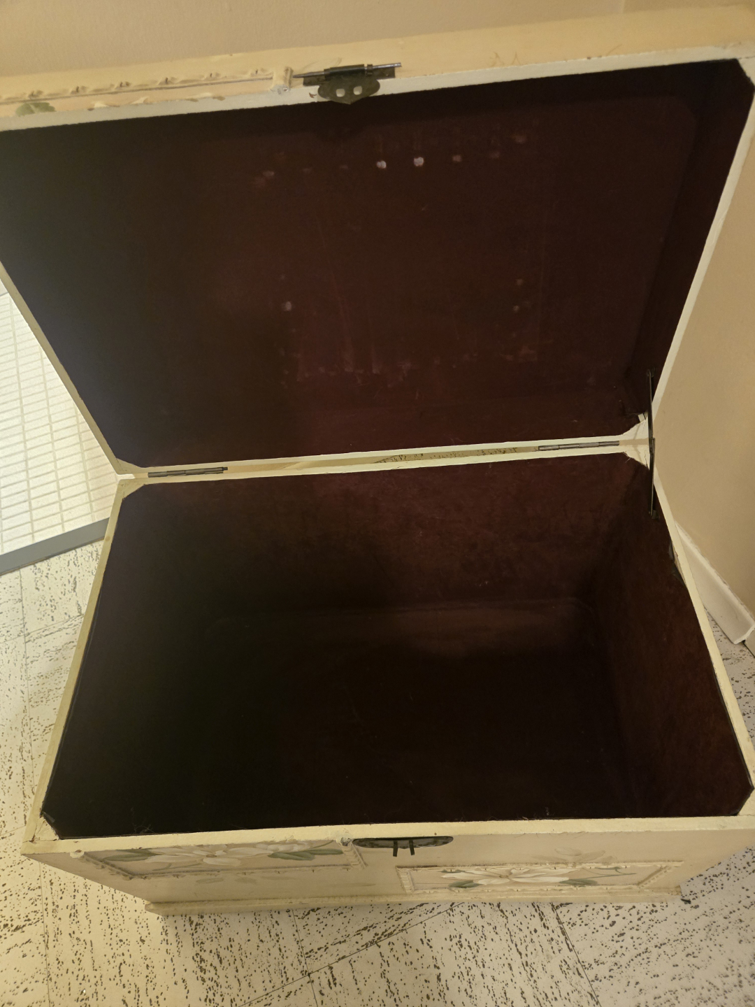 Hand-painted Magnolia Storage Chest - photo 2