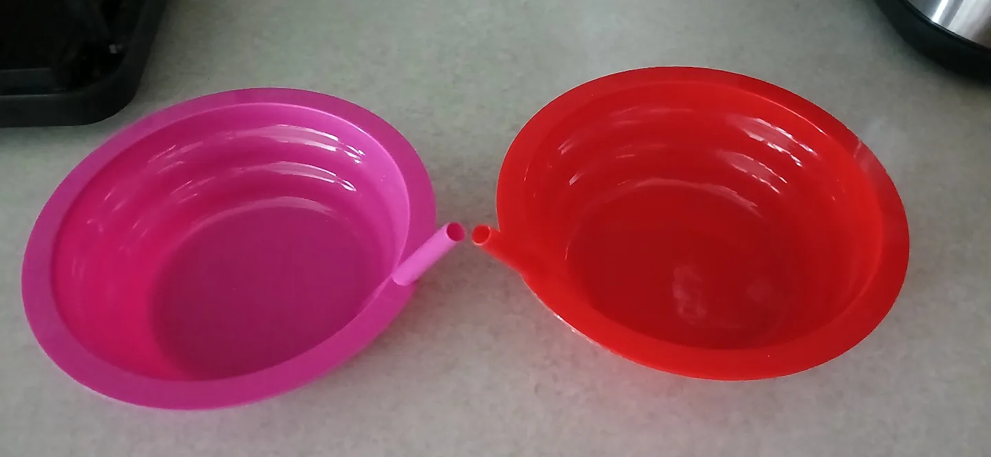 2 Kids Bowls with Built-in Straws - Pink & Red image indicator(3)