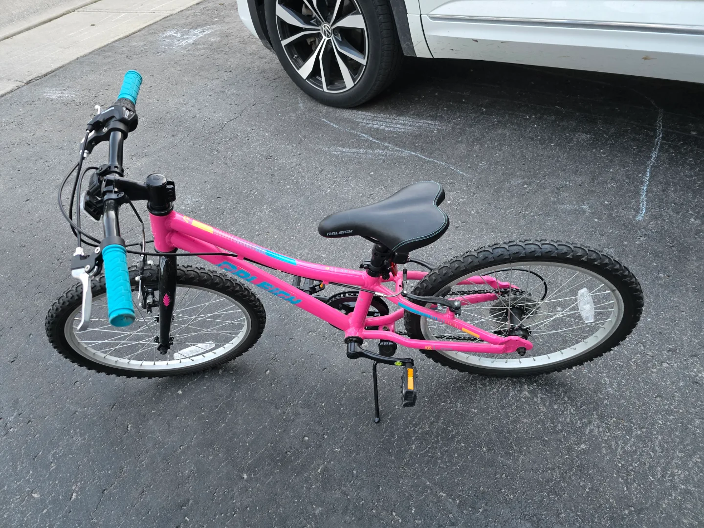 Raleigh Girls' Bike - Pink - 20 inch Wheels image indicator(10)