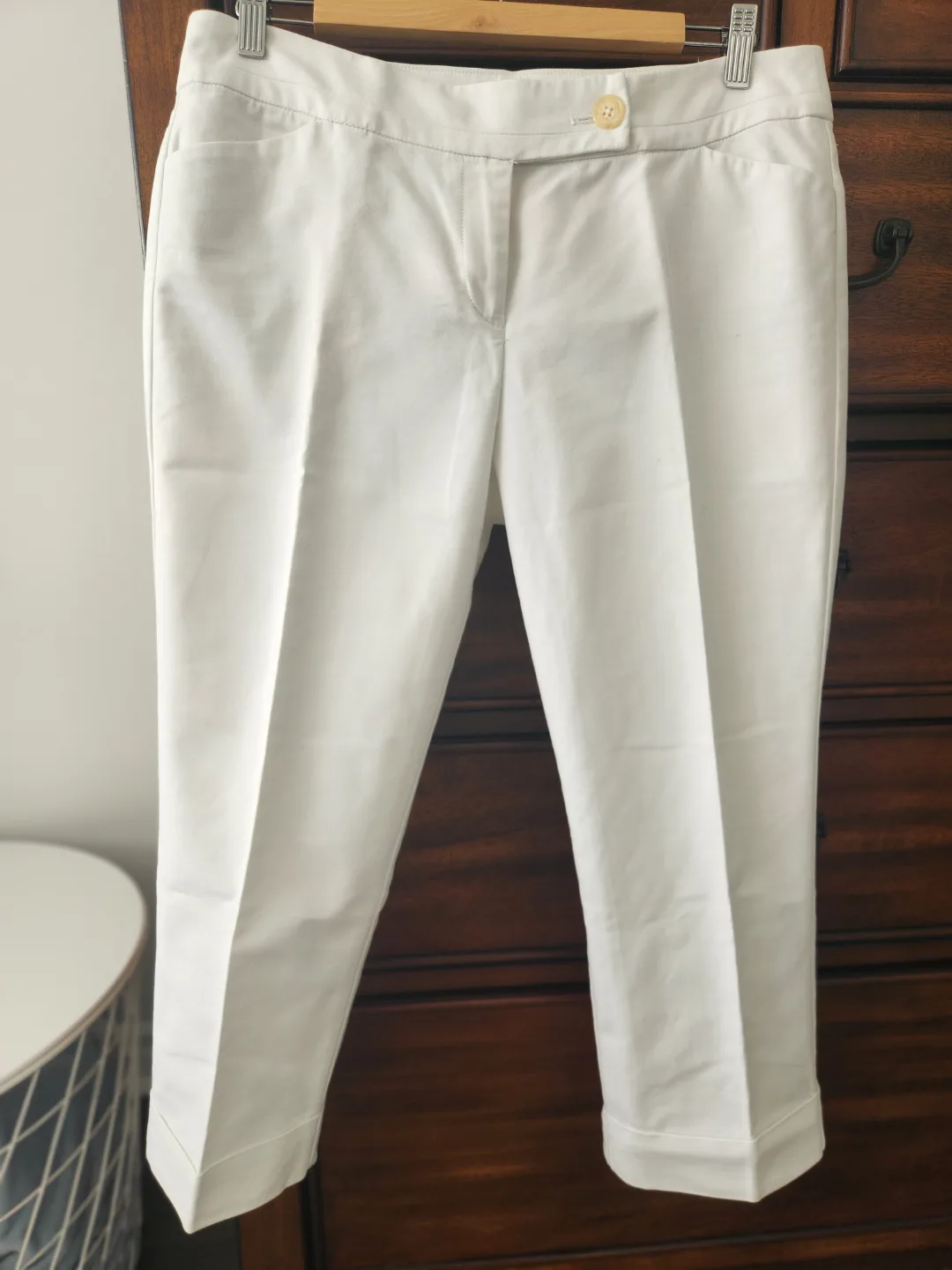 Ann Taylor Signature White Cropped Trousers - Size 8