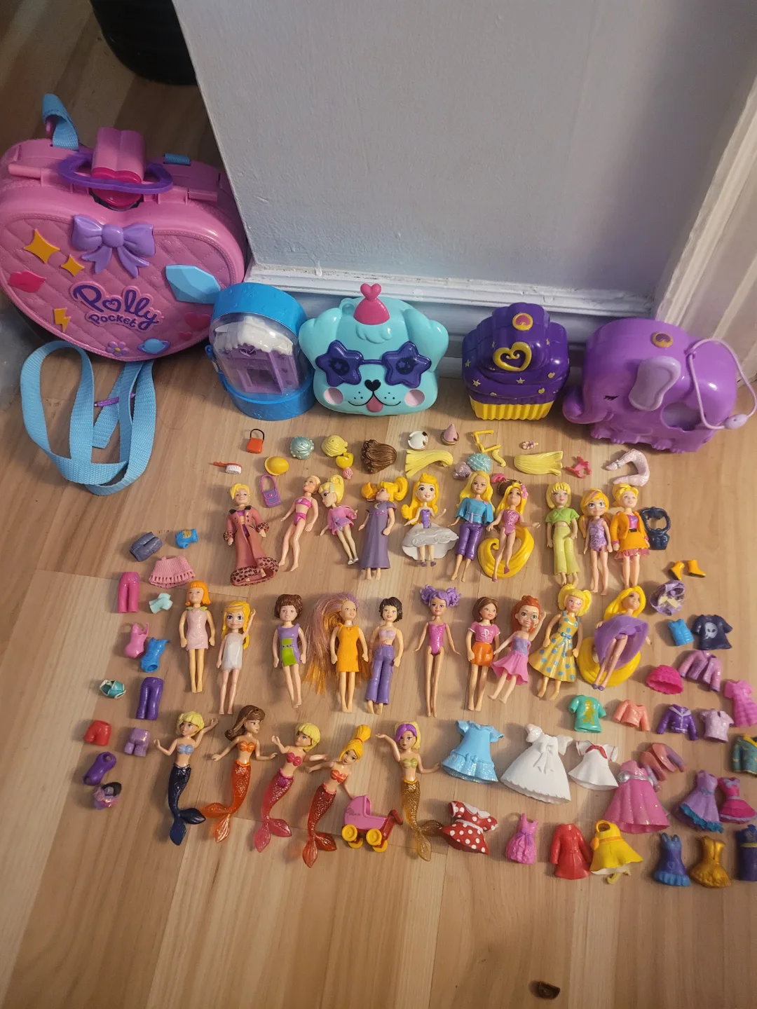 Polly Pocket Lot: Dolls, Playsets, and Accessories! thumbnail