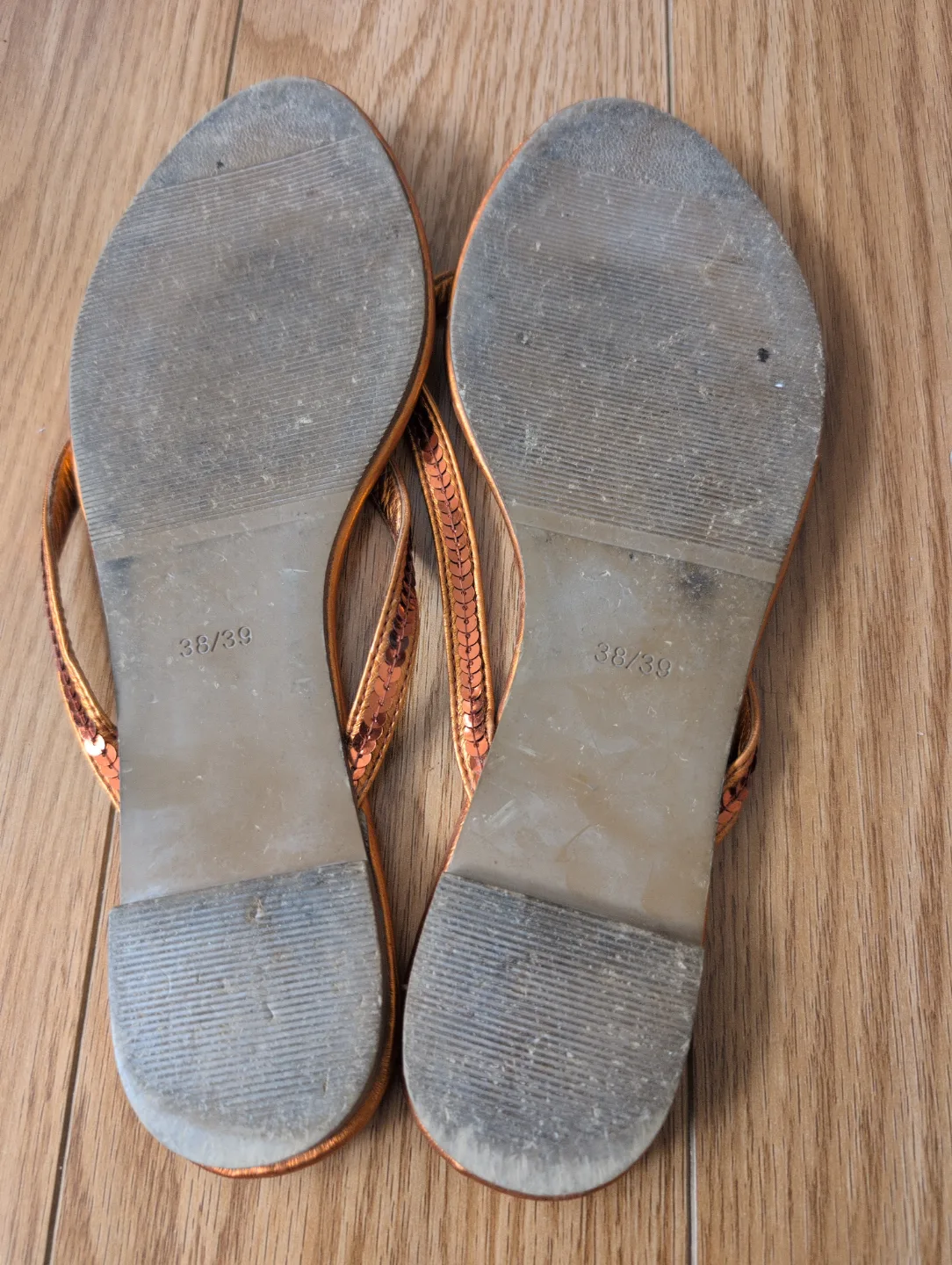 🏒 Shiny Burnt orange sequined flip flops - Size 38/39 image indicator(4)