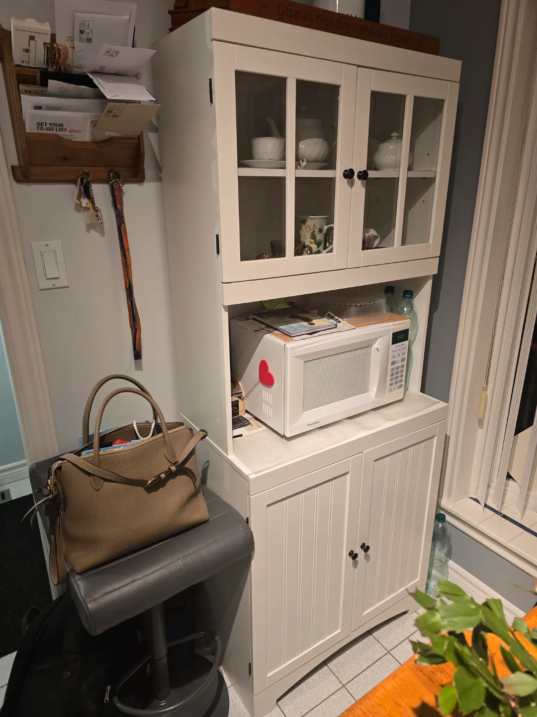 White Kitchen Cabinet with Glass Doors image indicator(2)