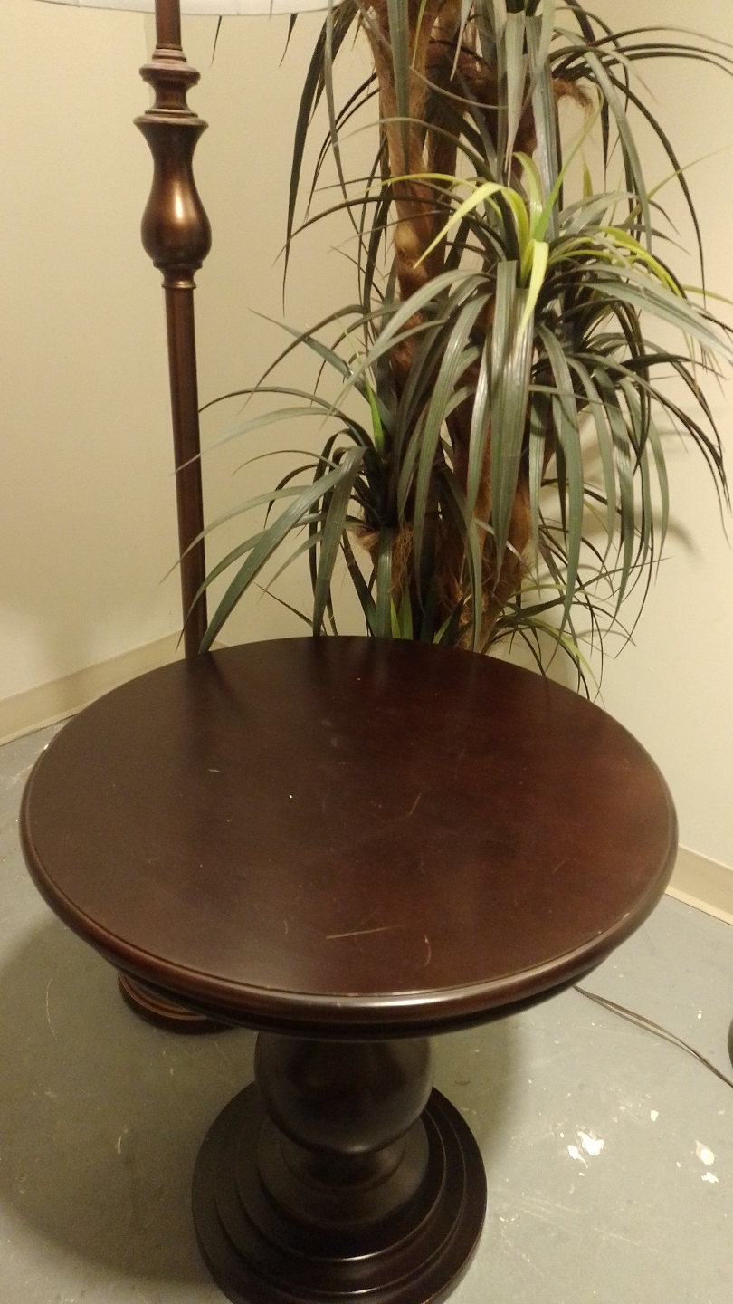 Elegant Round Wooden Side Table – Classic Style - photo 2