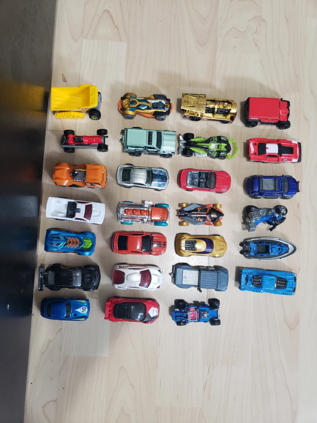 Hot Wheels Collection - 27 Assorted Die-Cast Vehicles 🏒