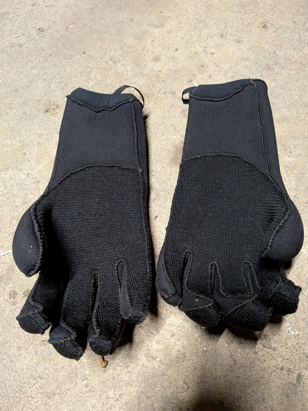 Pair of 6.5mm Black Neoprene Gloves - small