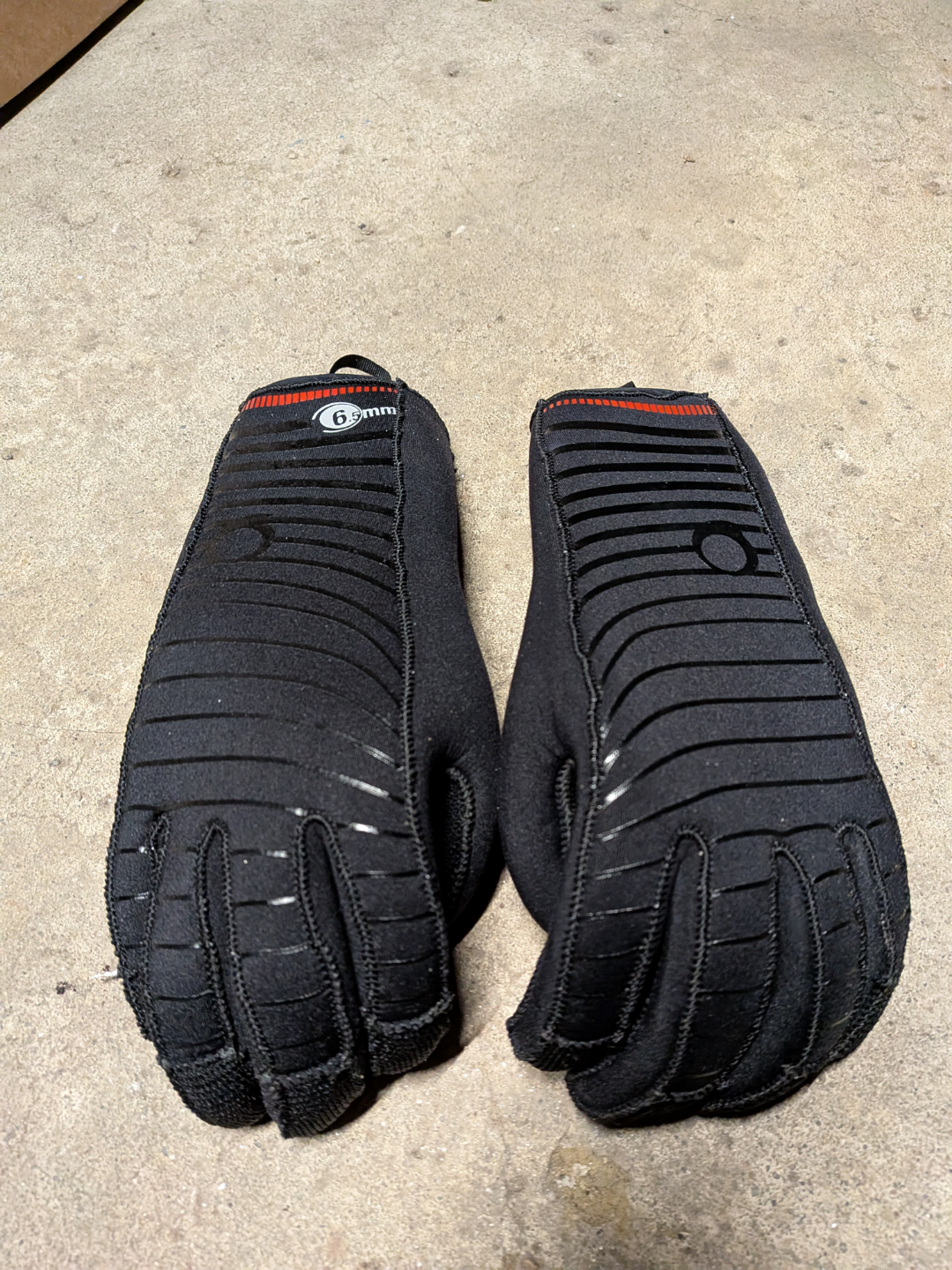 Pair of 6.5mm Black Neoprene Gloves - small - photo 2