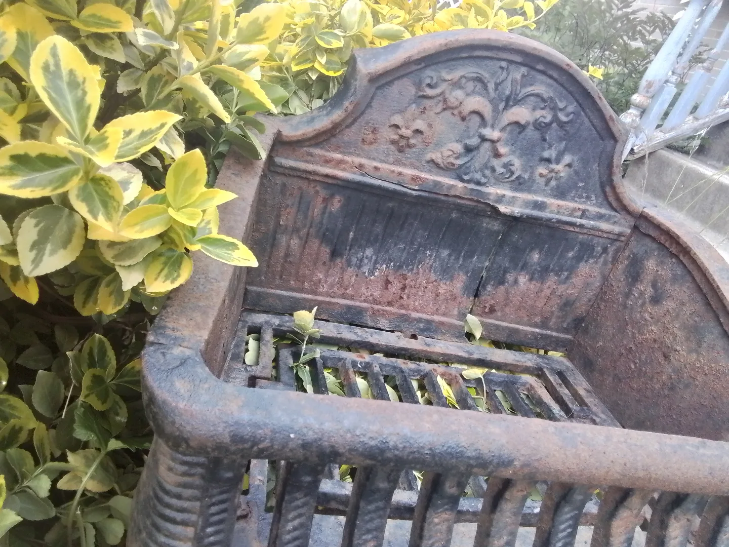 Antique Cast Iron Fireplace Grate/Flowers Pot image indicator(5)