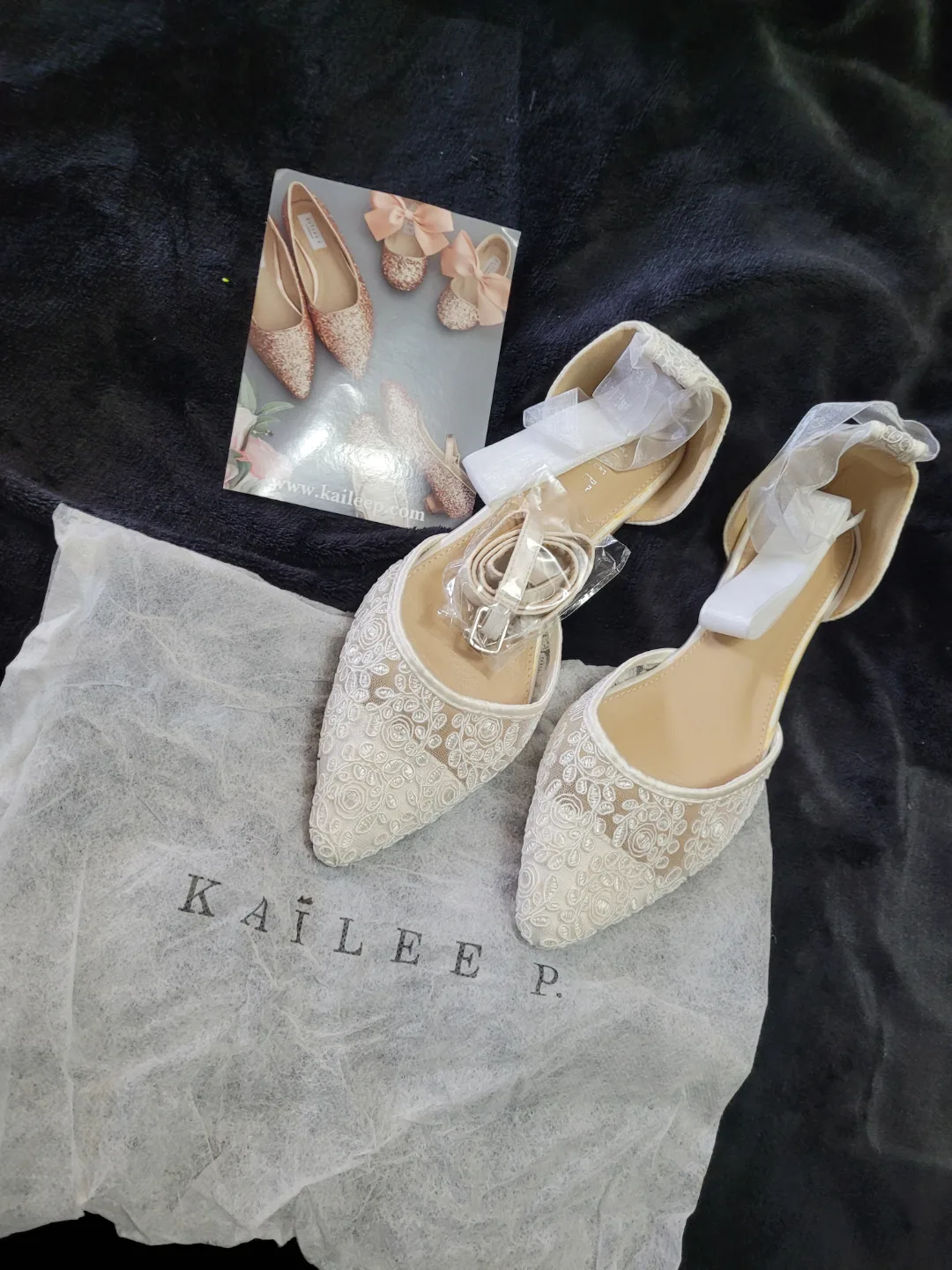 *NEW* KAILEE P. White Floral Lace Bridal Flats, Size 7.5 image indicator(5)