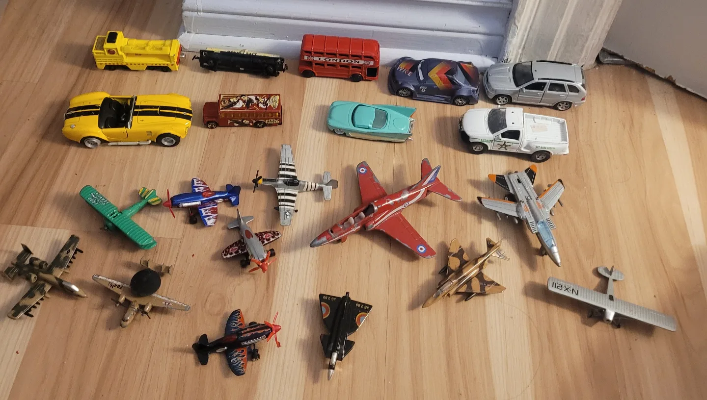 Lot of assorted diecast vehicles and airplanes thumbnail
