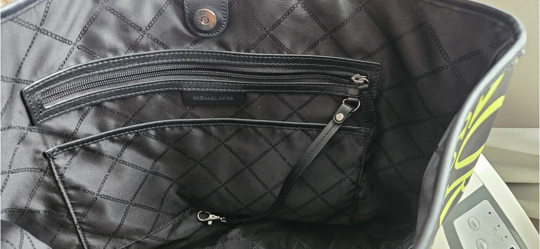 Set of Michael Kors Large Tote Bag + Matching Wallet image indicator(3)