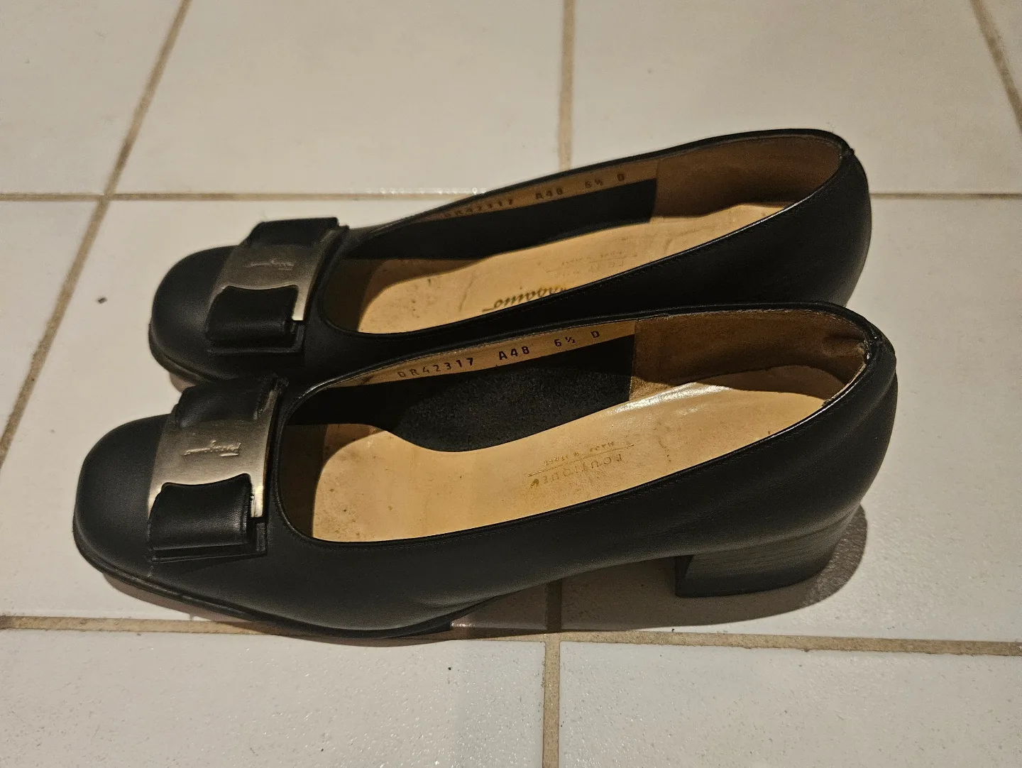 Salvatore Ferragamo Black Leather Heels Size 6.5 B image indicator(2)