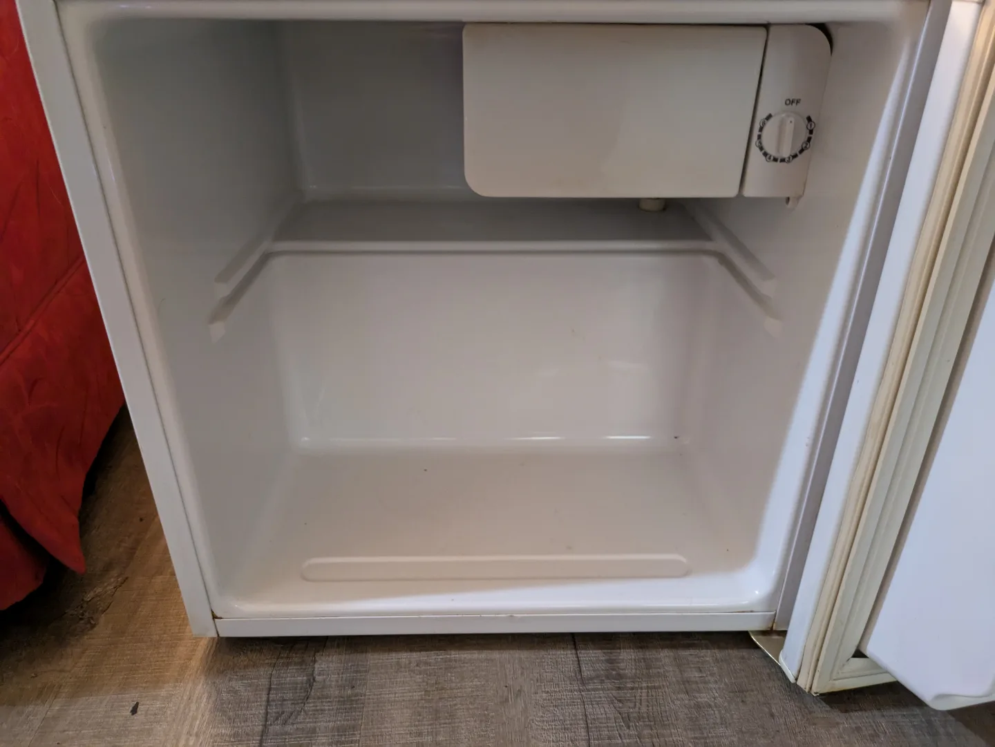 Mini Fridge - Good Condition image indicator(4)