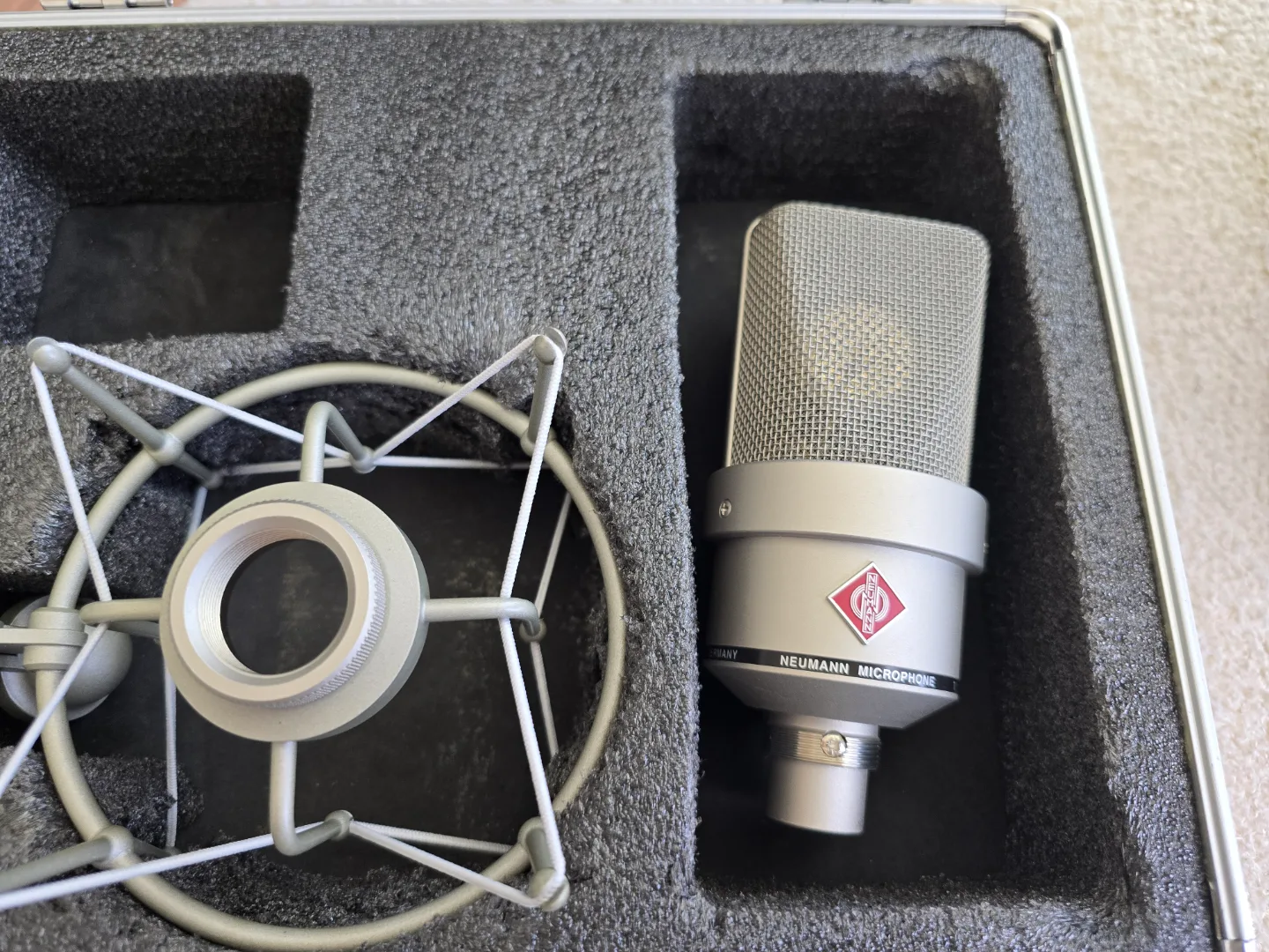 Neumann U87 Ai Microphone with Case and Shockmount thumbnail