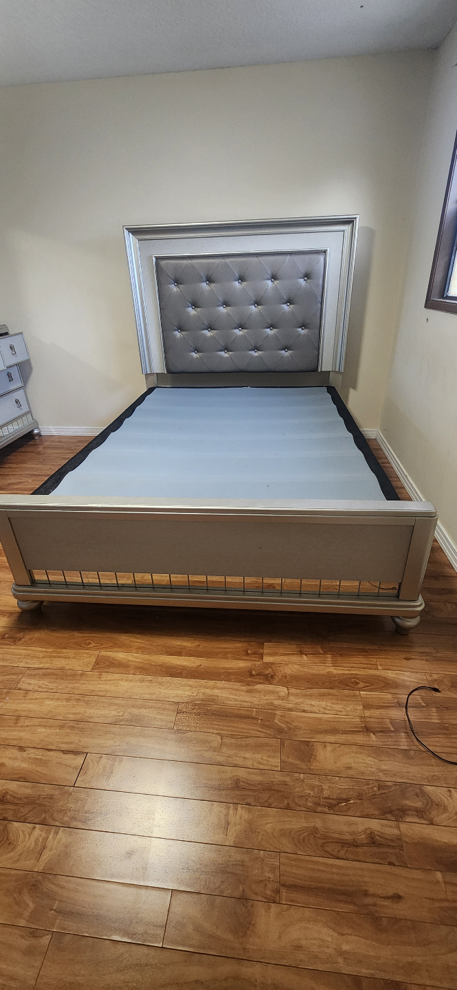 Silver Bedroom Set - Queen Size Bed, Dresser, and Nightstand - photo 2