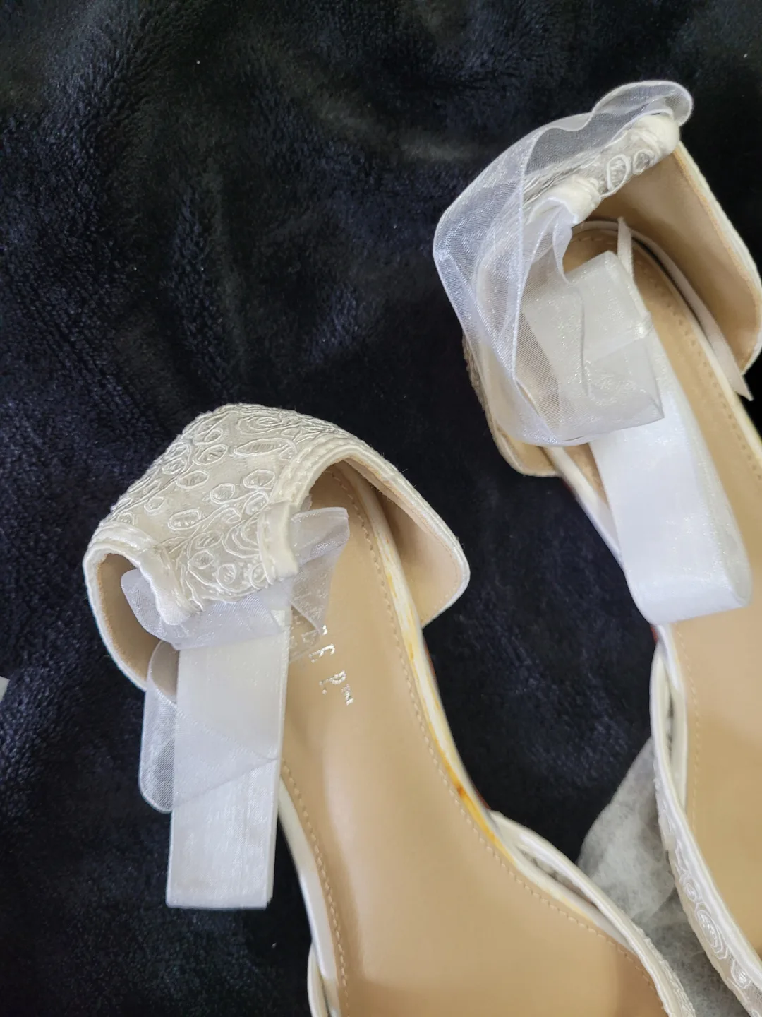 *NEW* KAILEE P. White Floral Lace Bridal Flats, Size 7.5 image indicator(4)