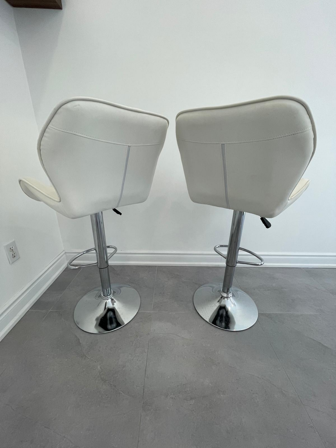 Pair of White PU Leather Bar Stools with Chrome Base - photo 5