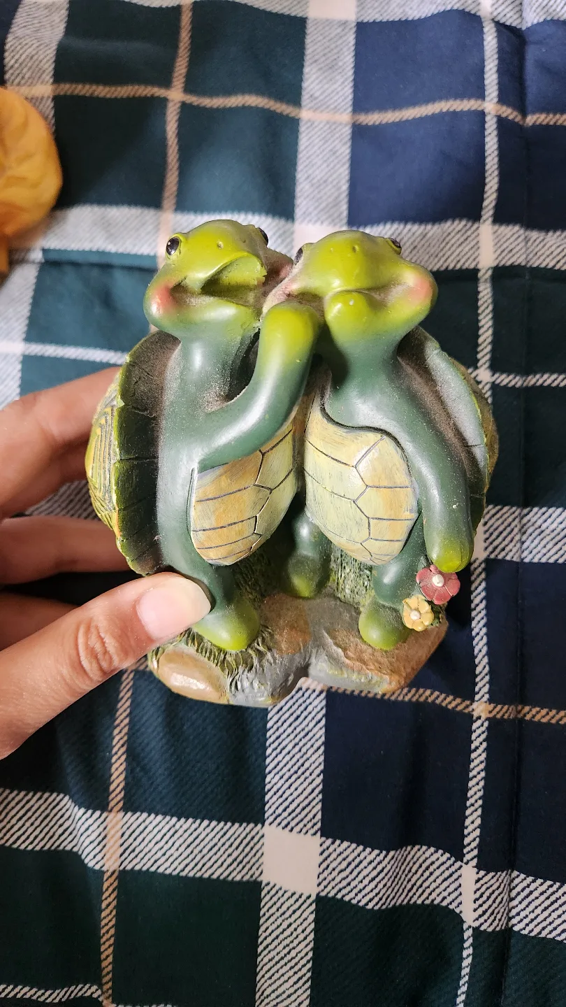 Golden retriever and turtle figures image indicator(7)