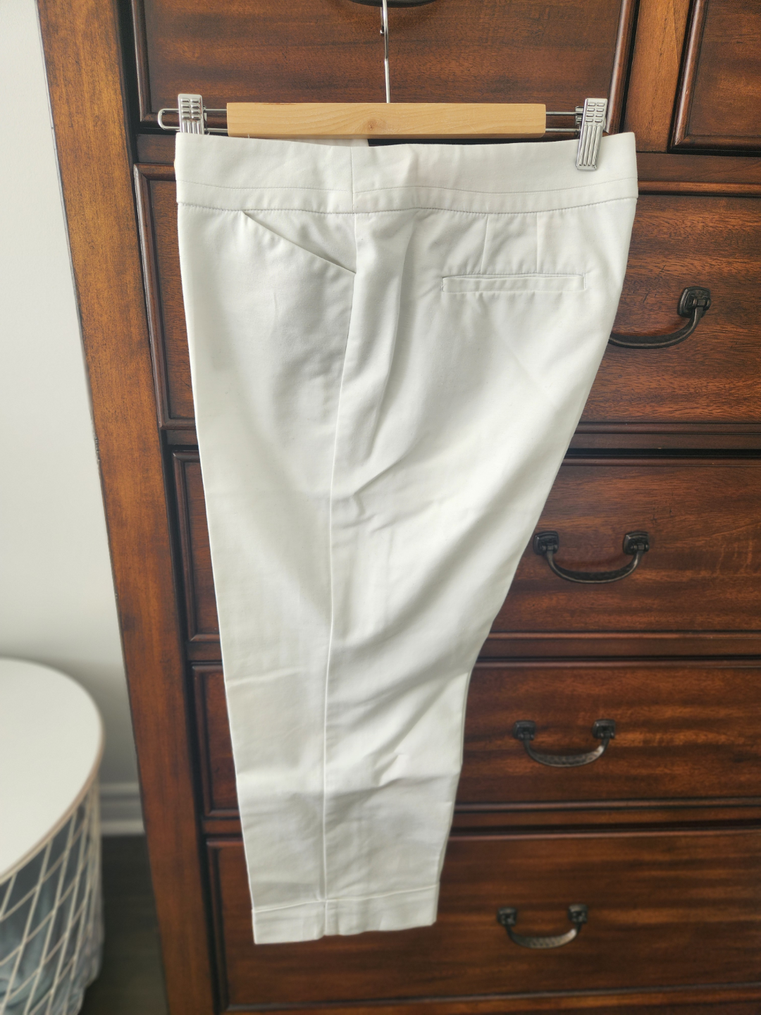 Ann Taylor Signature White Cropped Trousers - Size 8 - photo 3