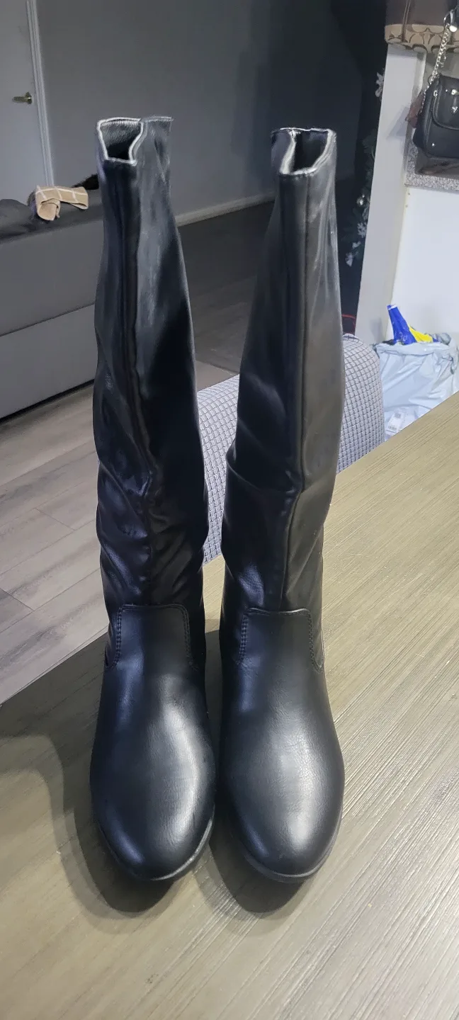 Kids' Shoes..UGG Boots, Nike Jordans different prices ... image indicator(2)