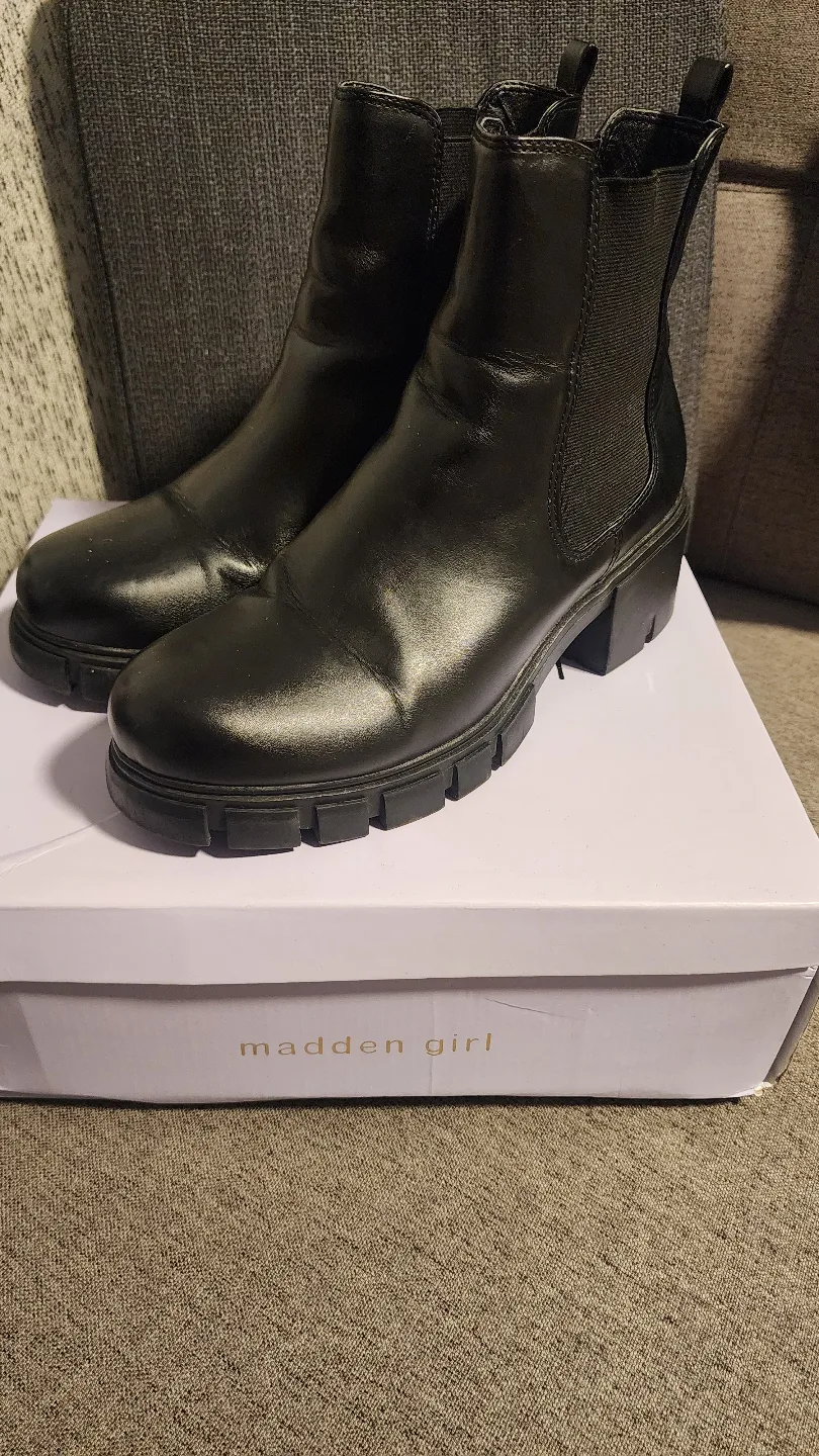 Madden Girl Tessa Black Pari Chelsea Boots - Size 10 image indicator(2)