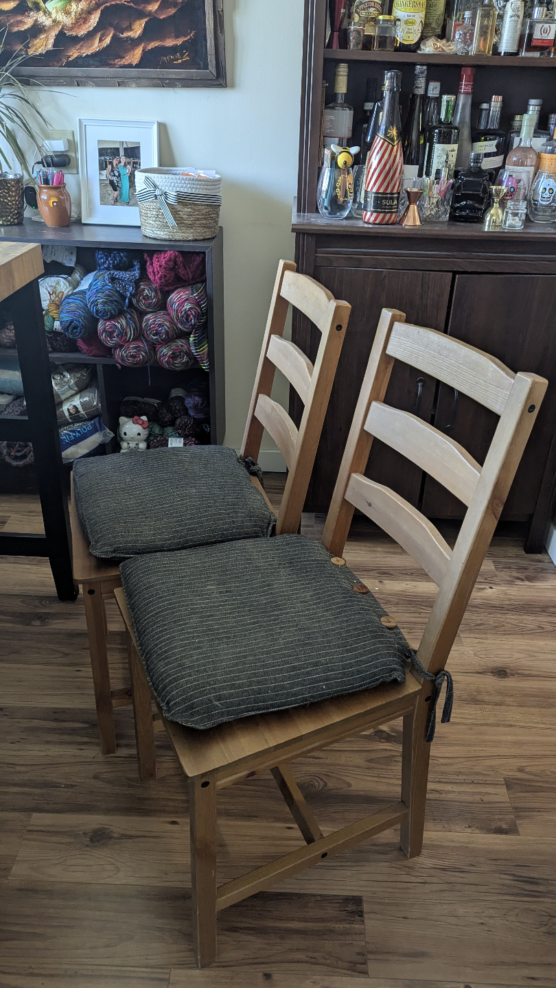 IKEA Dining Table and 4 Chairs, cushions included - photo 2