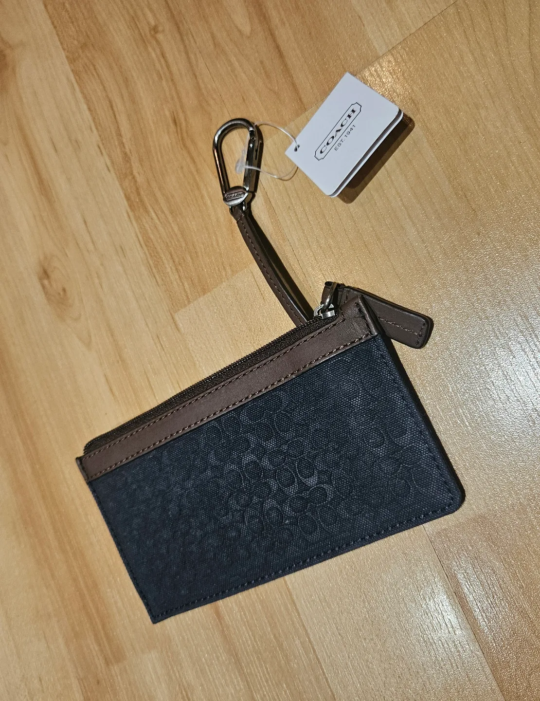 Coach Card Holder with Keychain image indicator(2)