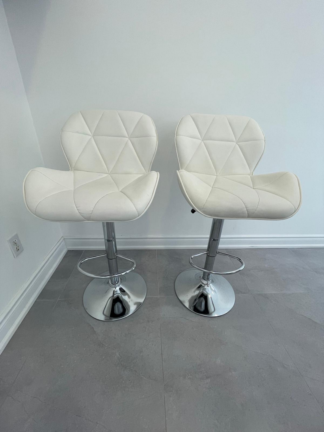 Pair of White PU Leather Bar Stools with Chrome Base - photo 4