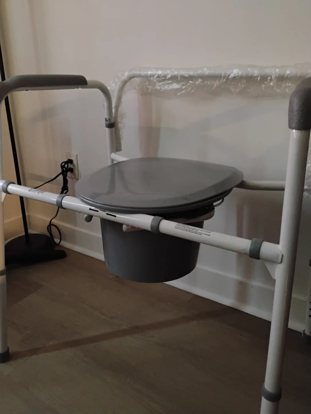 Elevated Toilet Seat with Handles image indicator(2)