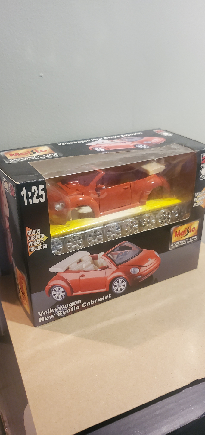 Maisto Diecast 1:25 Volkswagen New Beetle Model Kit