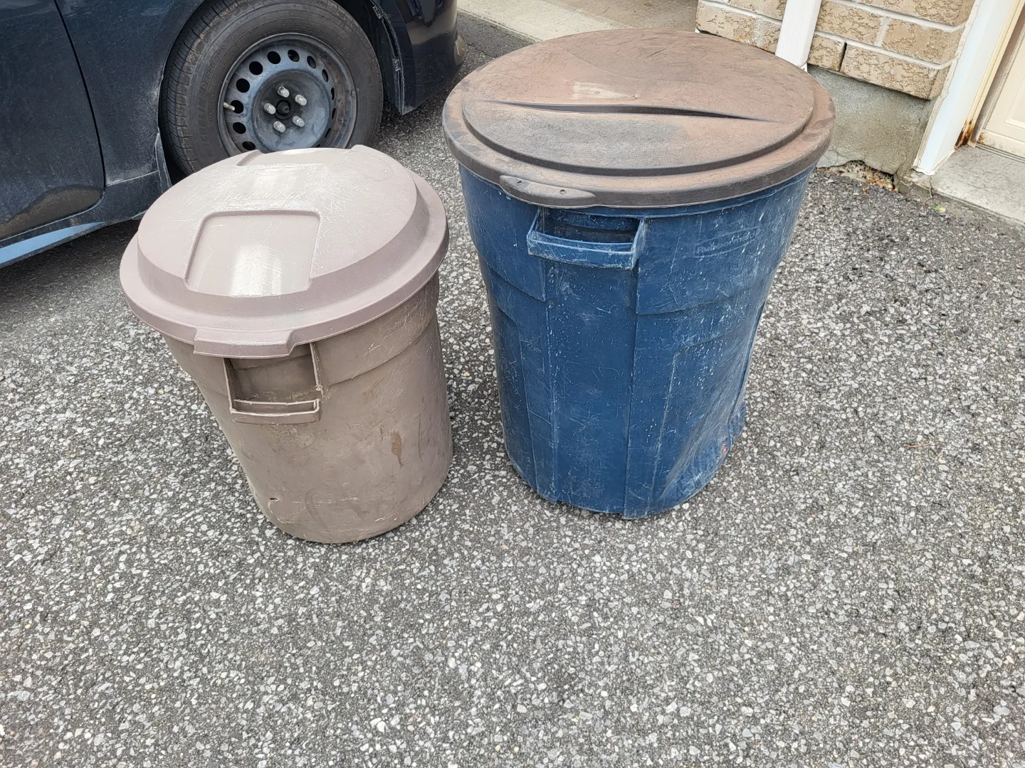 Two Plastic Garbage Bins with Lids image indicator(2)