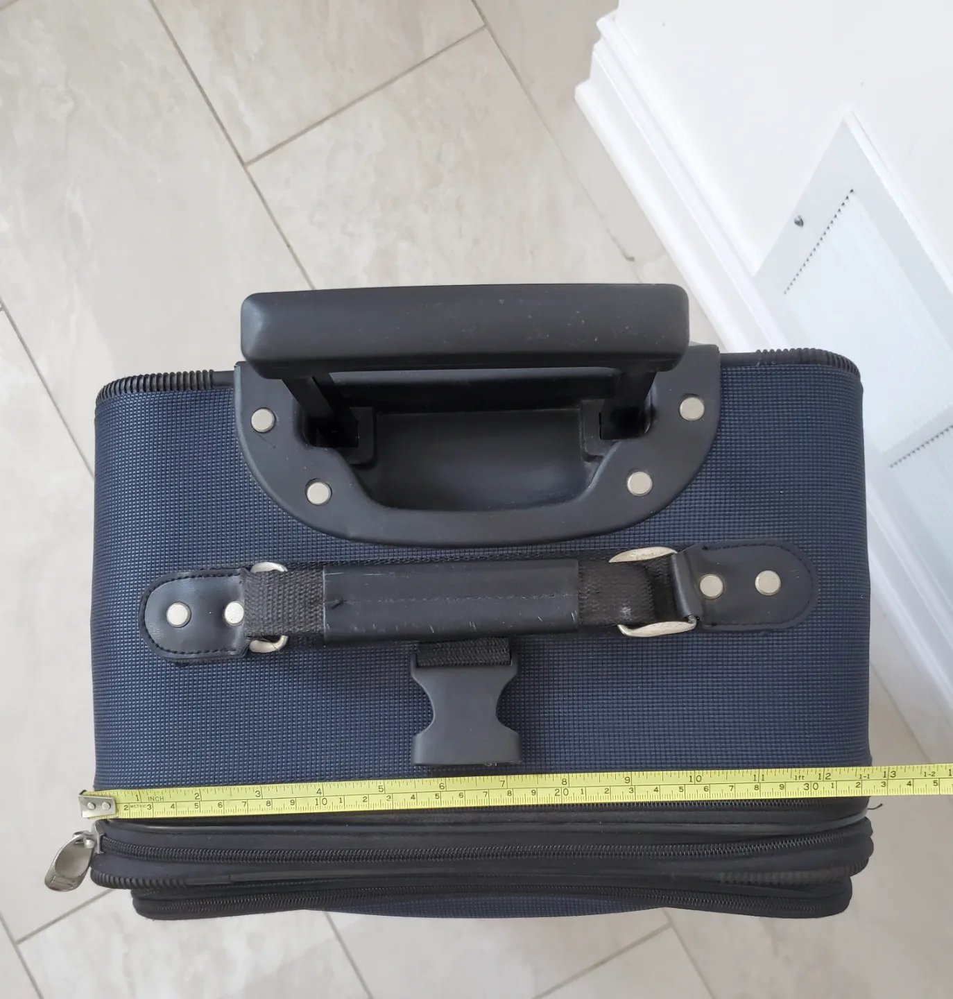 Protégé Expandable Rolling Suitcase image indicator(8)