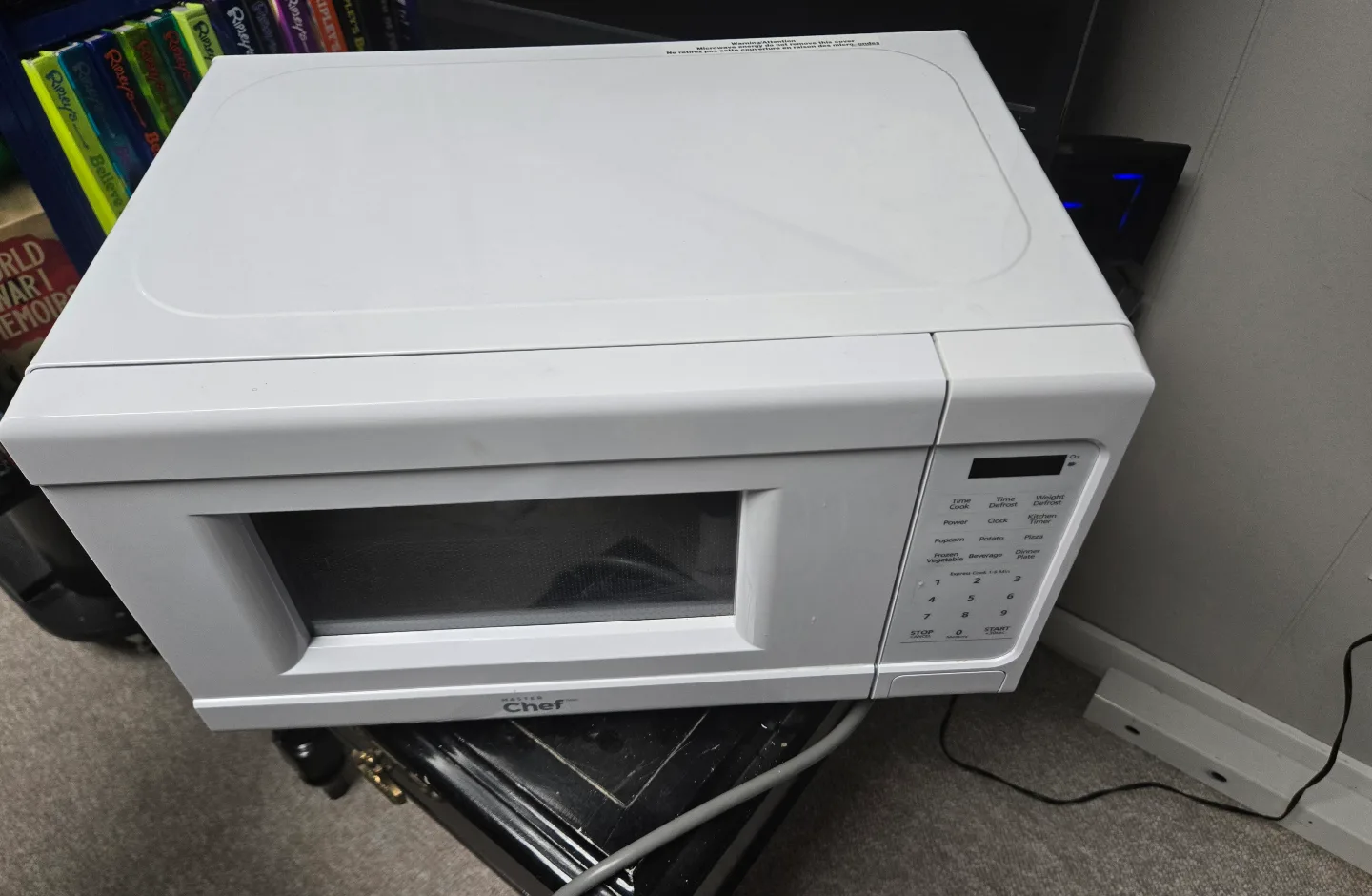 Master Chef 0.7 Cu. Ft. Countertop Microwave image indicator(2)