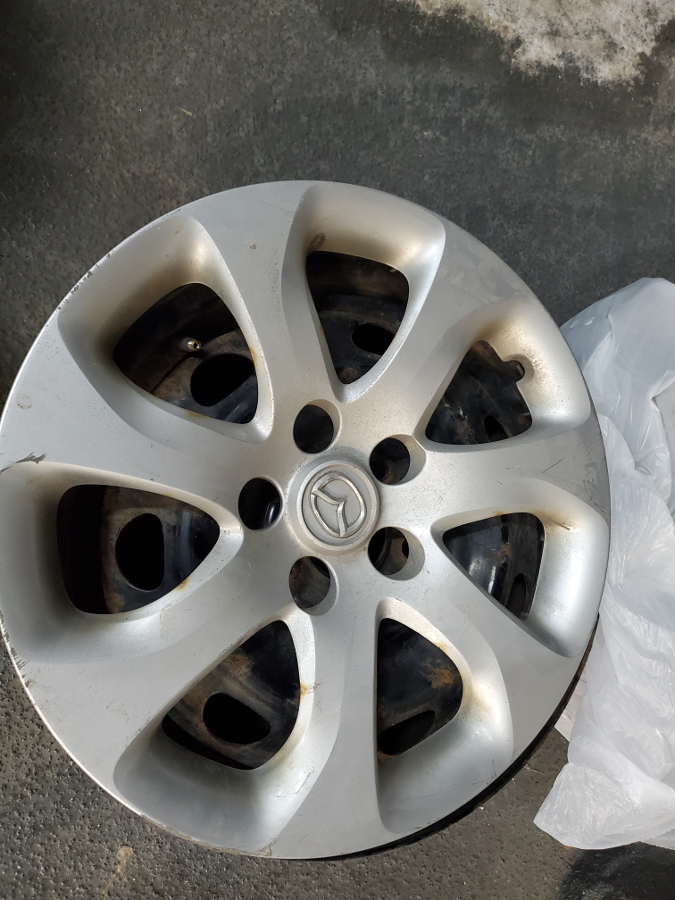 Four steel rims and 4 Mazda plastic hubcaps - photo 2