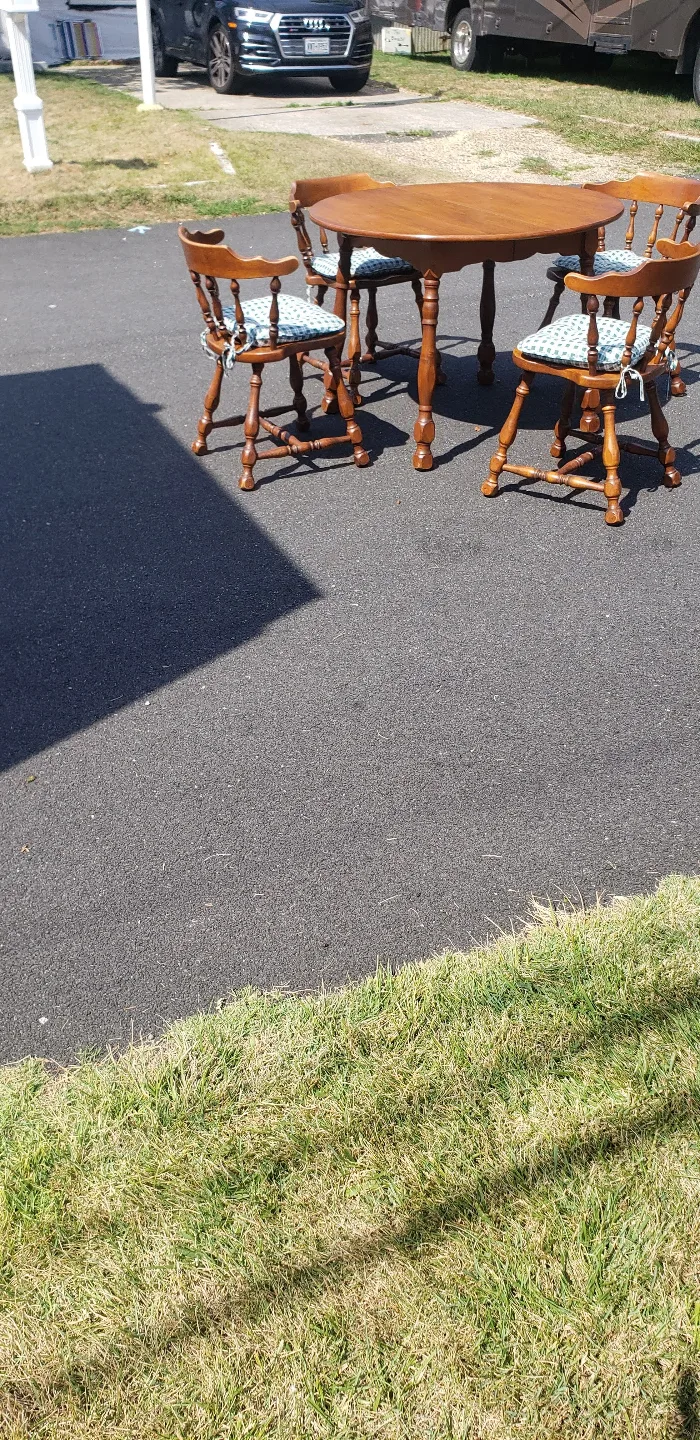 Hale Company, Inc. 4-Piece Dining Set image indicator(5)